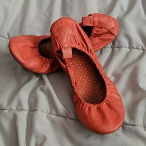 Coral form fitting flats.